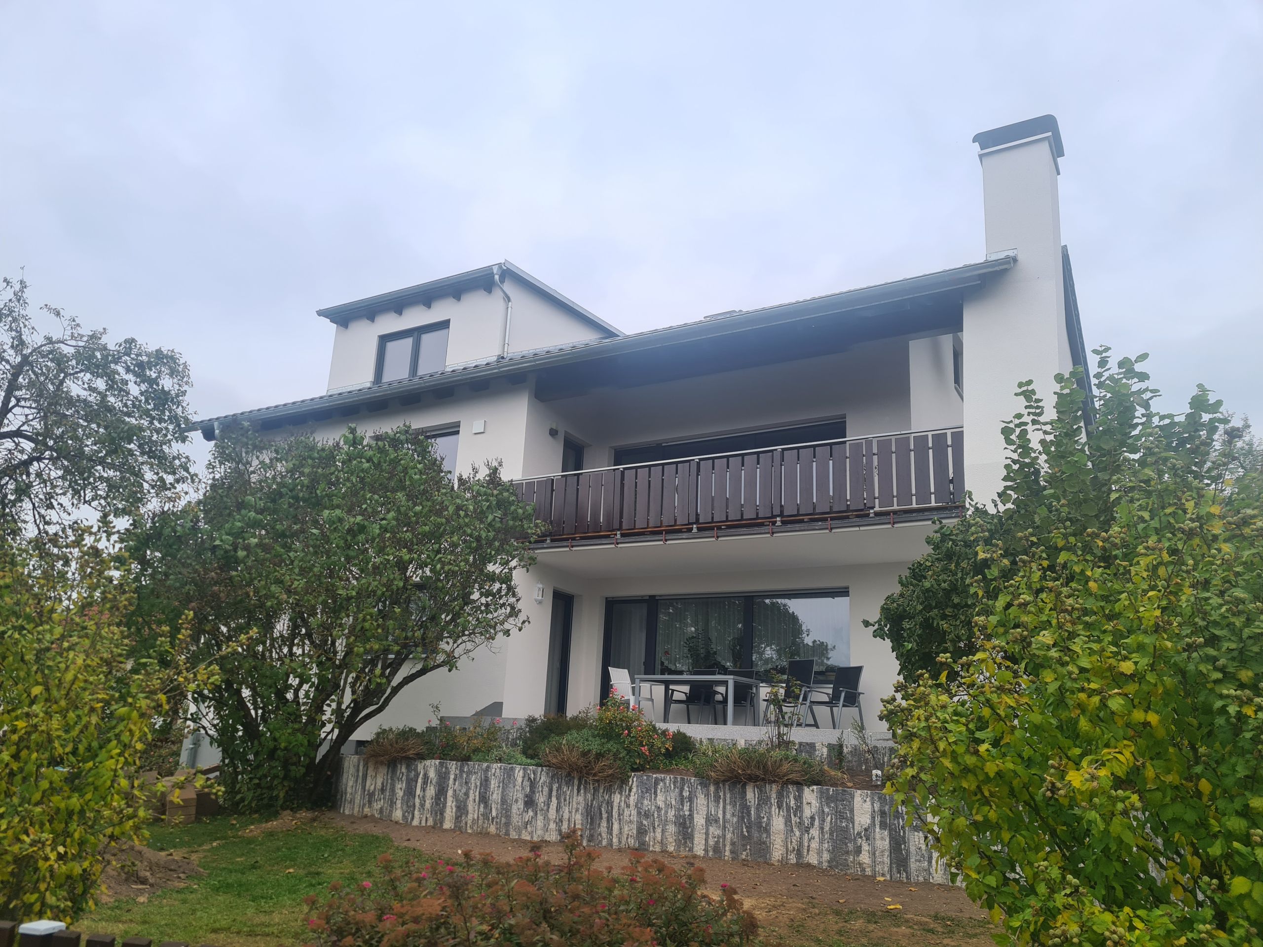 Nachher-Vergleich Wohnhaus seitliche Ansicht