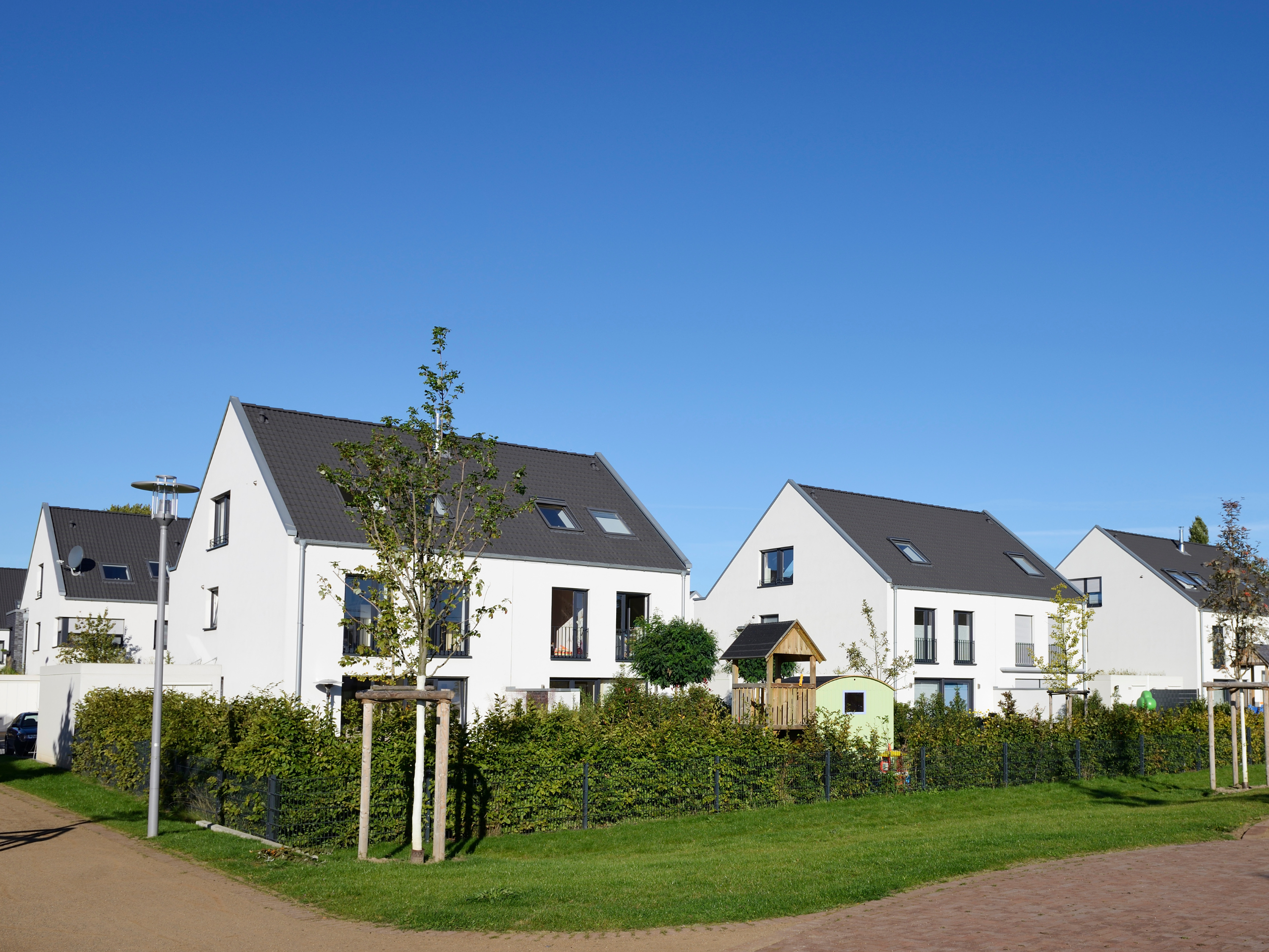 moderne wohngebäude in neubaugebiet