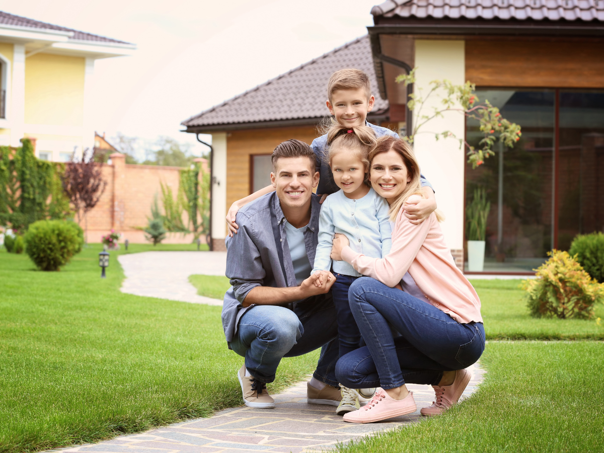 Familie in Garten vor Haus