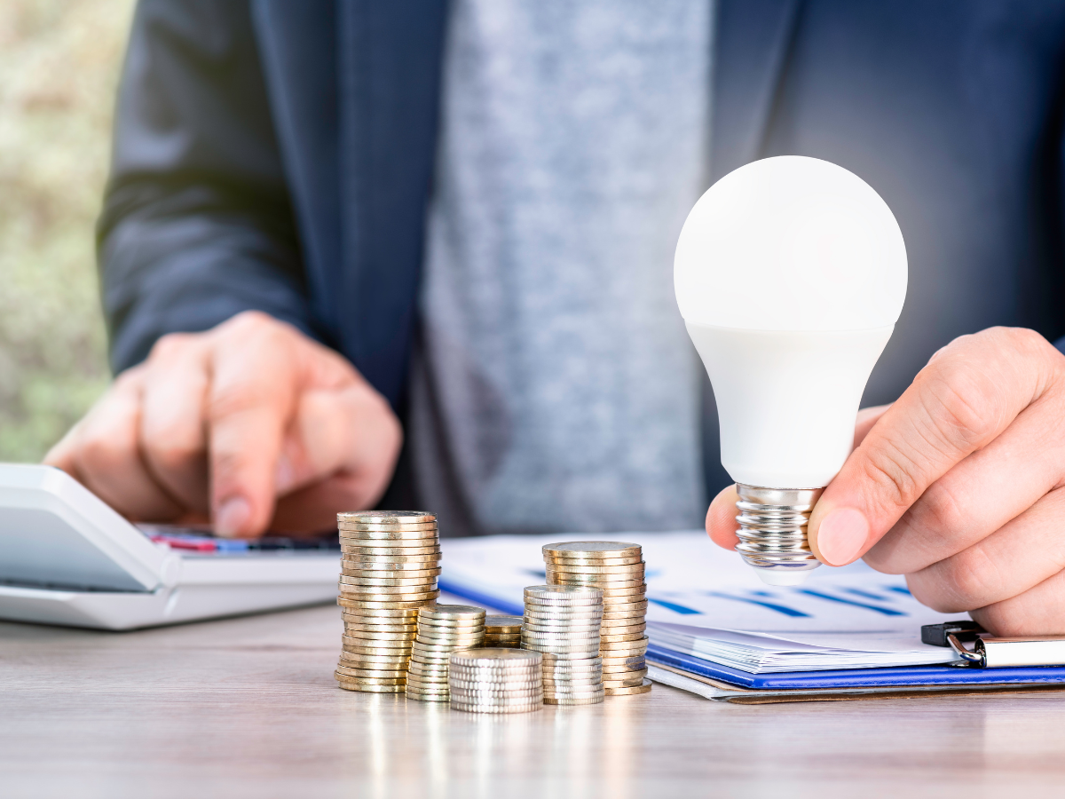 glühbirne und gespartes geld