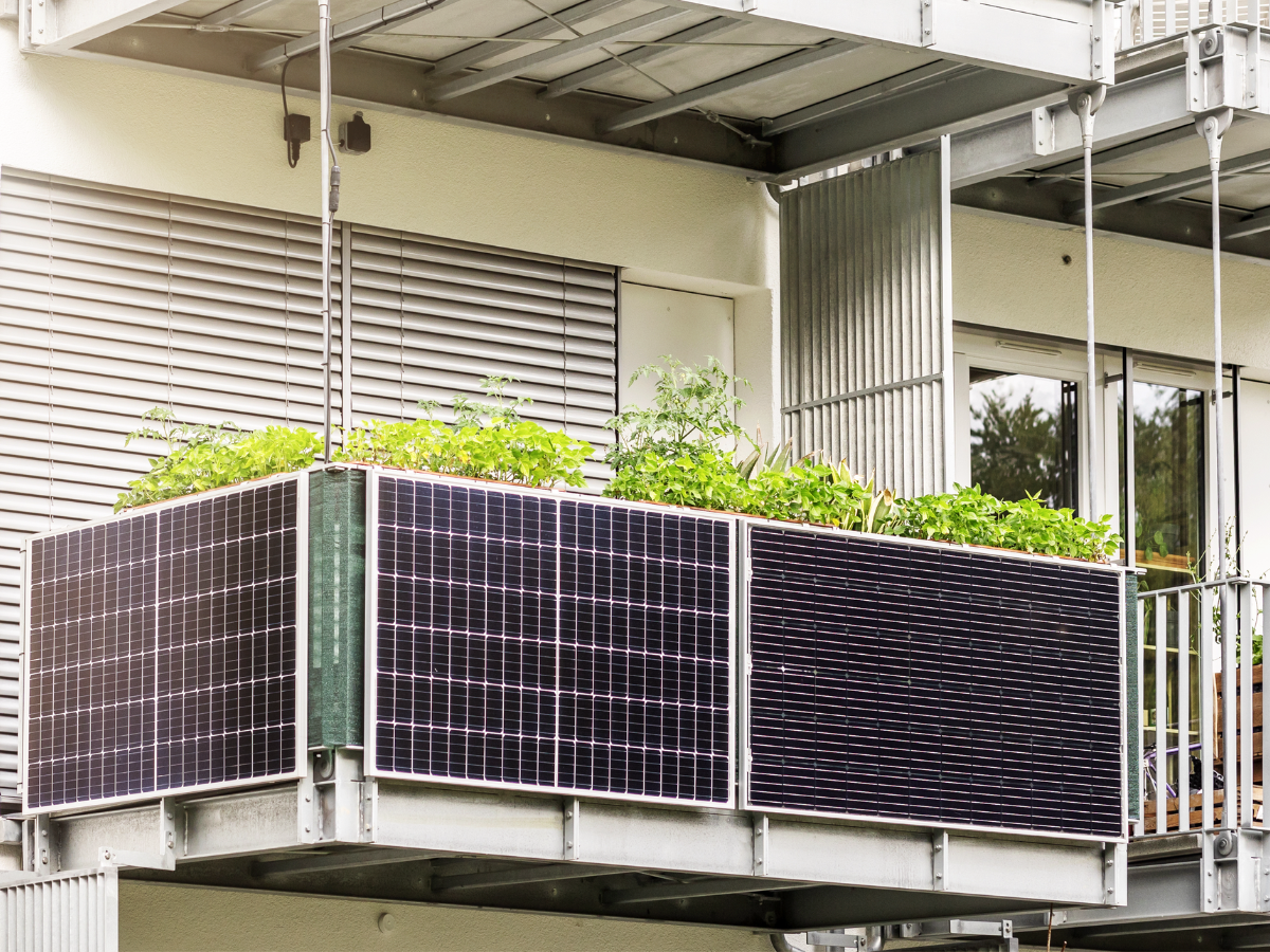 Balkon mit Solarpanels an dem Gerüst