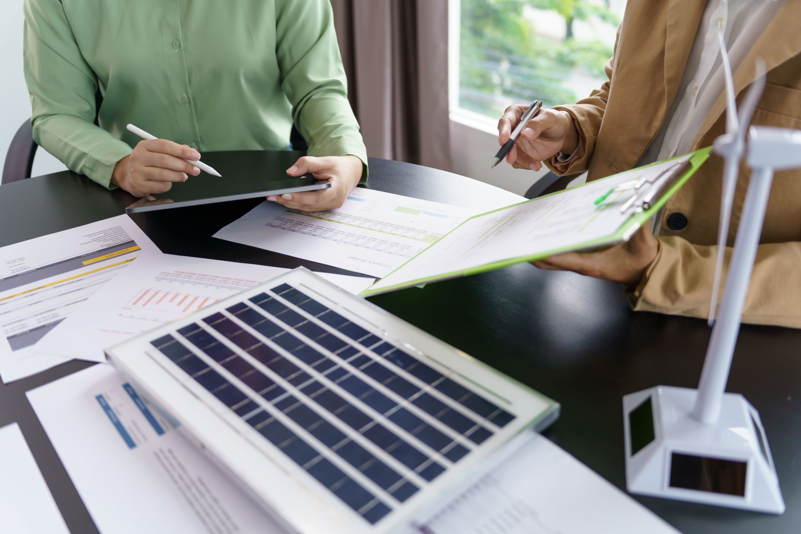Zwei Personen besprechen Energie- und Foerderprogramme